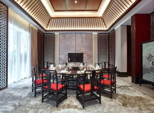 Upscale decoration of a Chinese restaurant depends on individual rooms, adding a little detail can make it popular.

