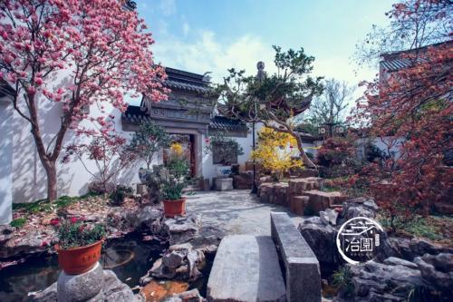 Poetic homestay next to a scenic spot: What is it like to live in a 20-acre private garden?
