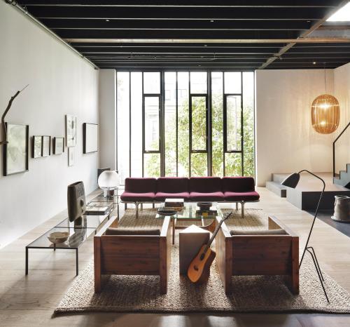 The four-story single-family villa has a clean, industrial look and designer really knows how to "leave it empty."
