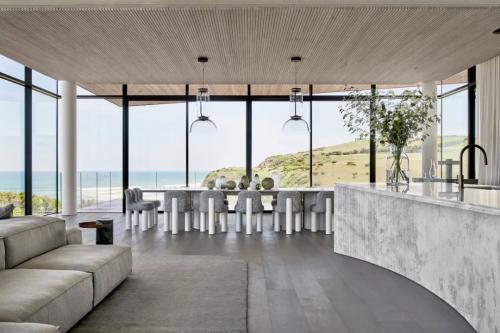 The designer built a villa on a cliff and built a "quiet island" parallel to sea level.
