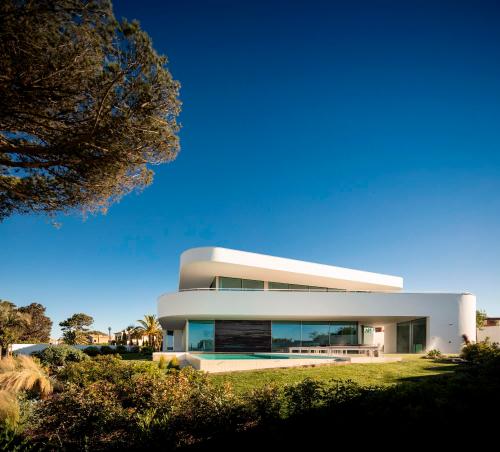 The design of villa is inspired by waves, flow of light and shadow on facade creates feeling of a nest in waves.
