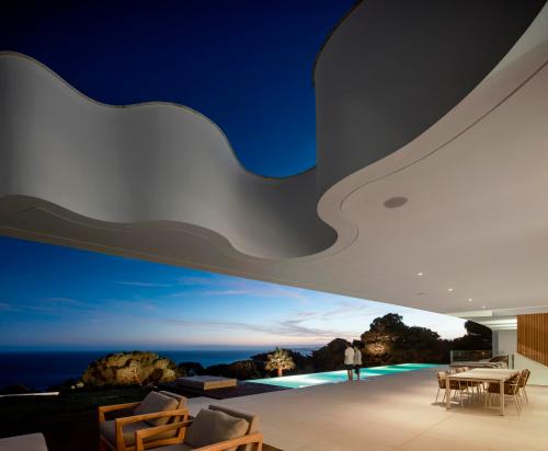 The design of villa is inspired by waves, flow of light and shadow on facade creates feeling of a nest in waves.
