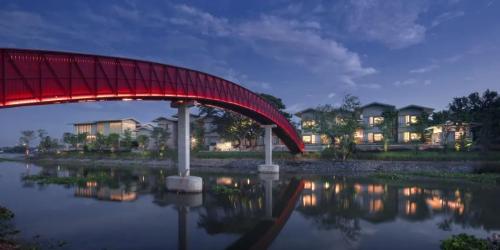 Surrounded by two rivers, resort's natural healing landscape, this red building is very Chinese.
