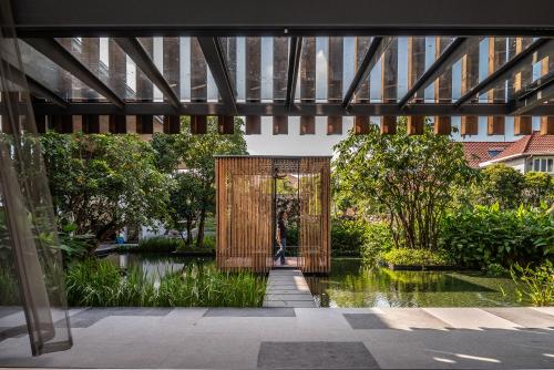 2146㎡ private house in courtyard surrounded by water scenery, interior design is very atmospheric
