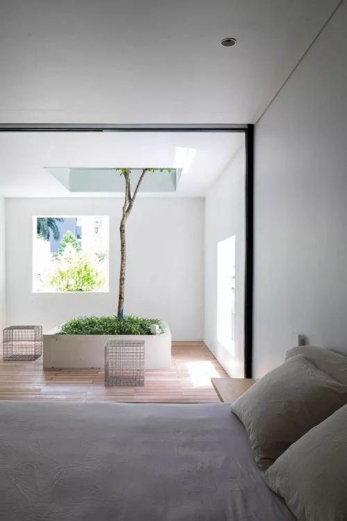 The single family villa + vertical space system is a home that can accommodate sunlight, rainwater and green plants.
