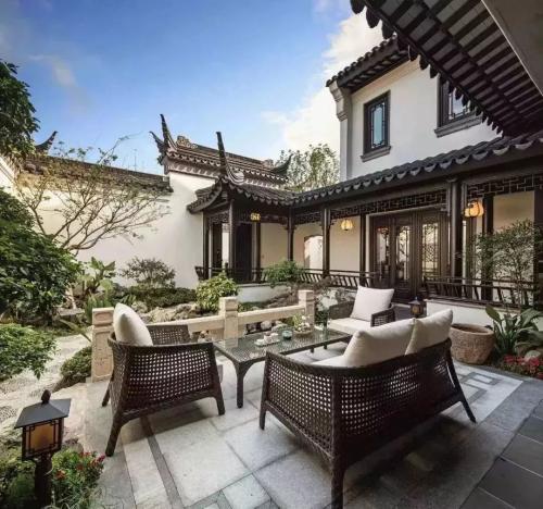 How about going back to village to build a villa, not grow vegetables in front of door, and turn it into a Chinese-style courtyard that makes neighbors jealous?
