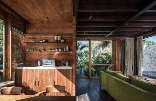Ecological villa without walls, based on a tree house, is truly integrated with nature.
