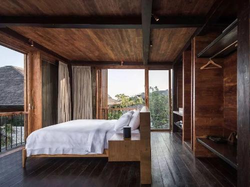 Ecological villa without walls, based on a tree house, is truly integrated with nature.
