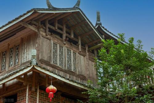 Inspired by traditional Sichuan-Chongqing Chuandou houses, design of this traditional house with wooden ceilings is very thoughtful.

