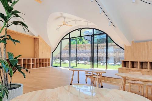 After 40 years of transformation, the space has bent a lot. What does this origami-shaped kindergarten look like?
