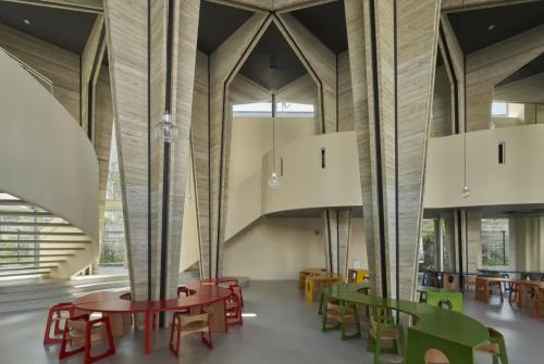 After 40 years of transformation, the space has bent a lot. What does this origami-shaped kindergarten look like?
