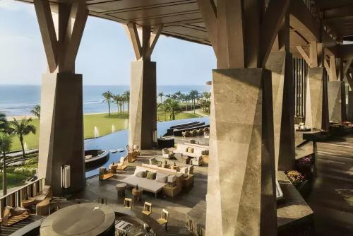 The best resort hotel lobby design supported by 36 giant pillars to appreciate beauty of secret place
