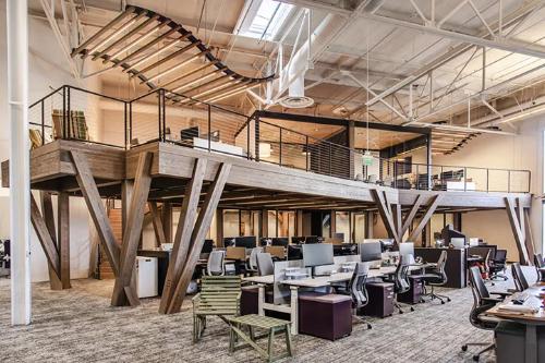 The lattice room has been completely demolished! Use partitions to connect and feel style of an open office?
