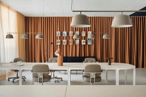 The lattice room has been completely demolished! Use partitions to connect and feel style of an open office?
