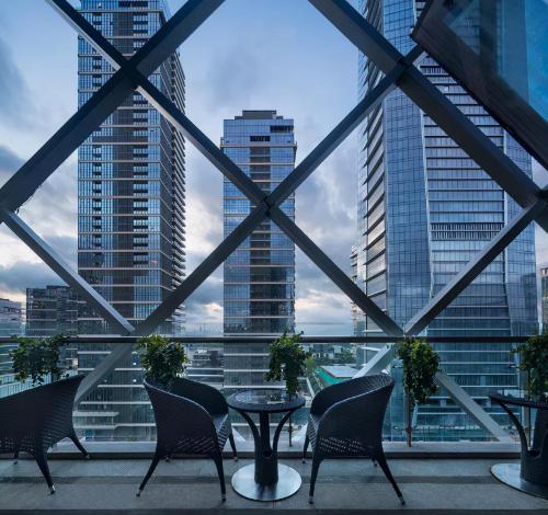 Luxurious decoration of an office building in central business district: how luxurious can a super-level city landmark building be?
