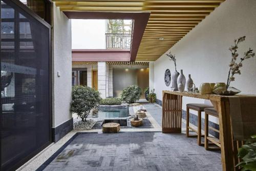 Villa Decoration: Considering both privacy and beauty, several cases showcase beauty of sunken courtyard.

