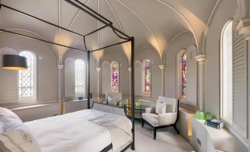 An unused 750m2 church has been converted into a villa combining classic and modern layout, this home is amazing.
