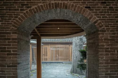 B&B design: yard with three entrances, old blue brick + glass curtain wall, simple and advanced
