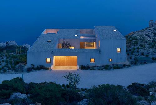 Concrete villa with beautiful façade and sea views: what's so great about these minimalist projects that rich love?
