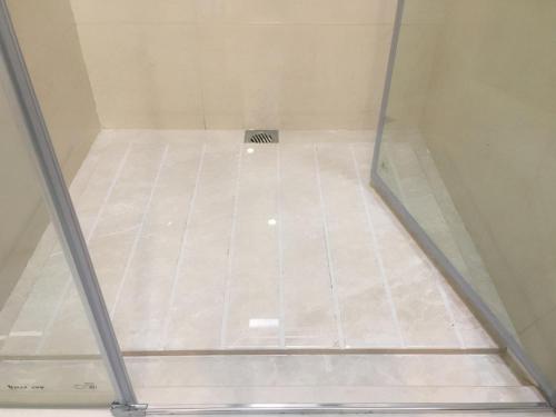 The most popular choice for luxury hotel decoration is not an invisible floor drain, but a long strip in floor that does not affect appearance.
