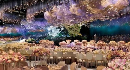 The design of banquet hall is out of reach for top hotels - wedding banquet of local tyrants in United Arab Emirates, scene is like in a dream
