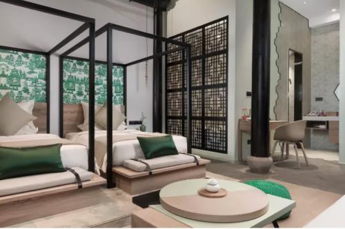 These absolutely beautiful new Chinese-style hotels are actually created by foreigners. Can you believe it?
