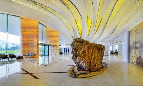 Why are Atlantis and Sheraton hotels unmatched? It turns out that decoration is in lobby.
