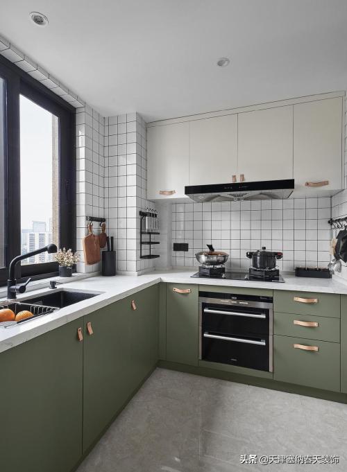 Learn practical tips for decorating your kitchen
