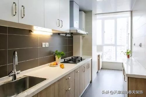 How to decorate a kitchen with a small balcony?
