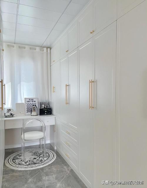 Can bathroom in master bedroom be converted into a dressing room?
