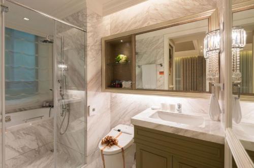 How to decorate a small bathroom of 4 m²? Big articles in a small space, 20 years of designer experience to help
