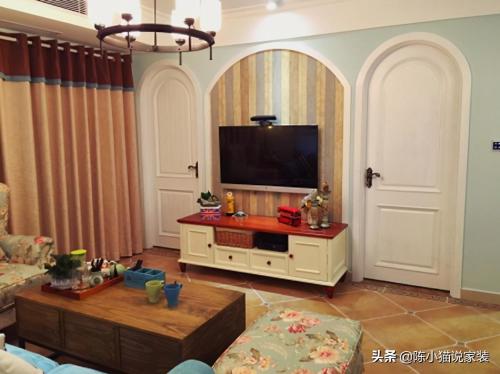 The TV wall is only 200 yuan for a small two-bedroom house of 74 square meters, and two invisible doors are biggest highlight.
