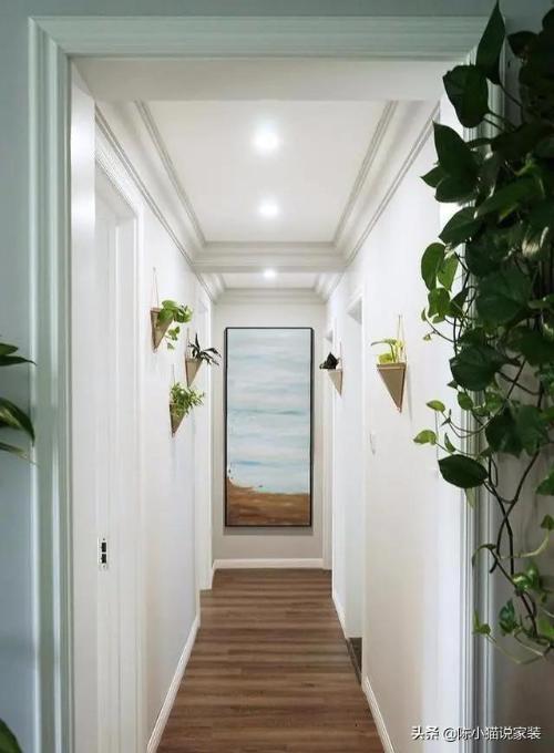 It is very practical to install a porch closet opposite front door, which can be used as a partition and storage space.
