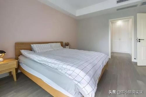 My wife insisted on installing a false ceiling in bedroom, spending more than 20,000 yuan, and effect is becoming more and more useless.

