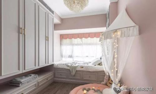 Renovate and refurbish old house of 93㎡, simple and beautiful design for a family of two children with three bedrooms, the entrance hall is too practical.
