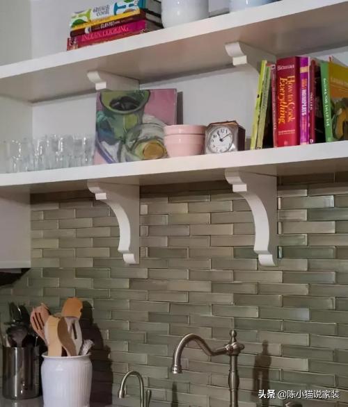 More and more people stop gluing wall tiles in kitchen, and now it is popular to lay it like this, which is more practical and more beautiful.
