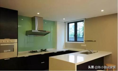 More and more people stop gluing wall tiles in kitchen, and now it is popular to lay it like this, which is more practical and more beautiful.
