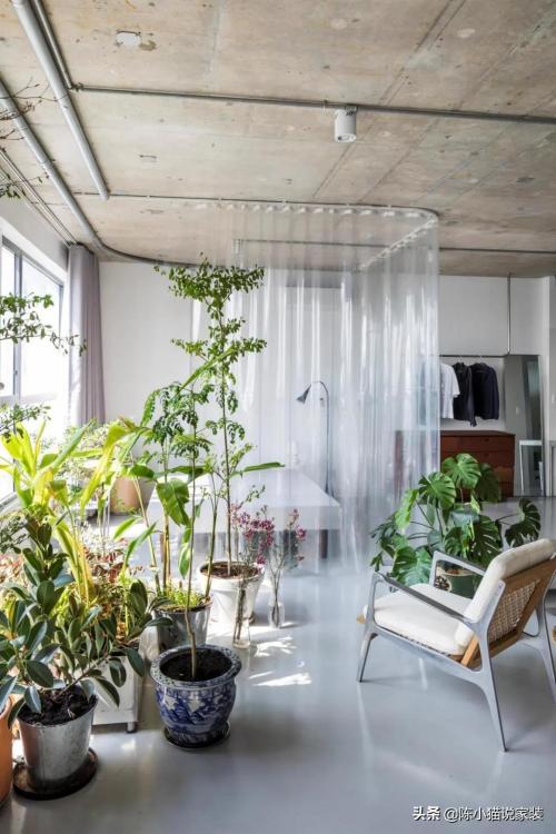 Just paint walls and change water and electricity, and for bedroom divider, use a shower curtain rod. It turns out that a rough room can really live in a sense of luxury.
