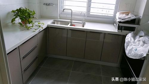 A colleague spent 100,000 yuan to ask a friend to install a new house, but all he had to do was look at floor tiles to realize that designer was not a professional.
