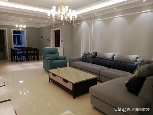 The new house is decorated lightly and strongly, and background wall is made of plaster lines, which gives effect of lightness, luxury and majesty.
