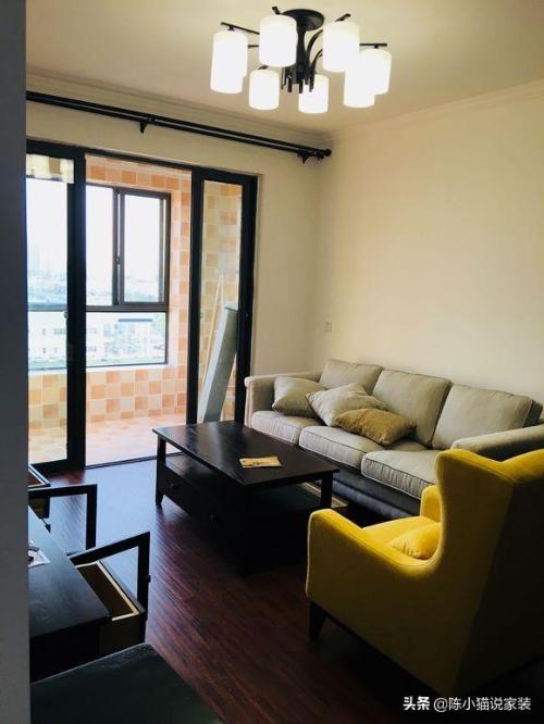 The 83㎡ two-bedroom house costs 60,000 yuan, there is no false ceiling in living room, but only plaster lines are attached, which is full of high-end feeling.
