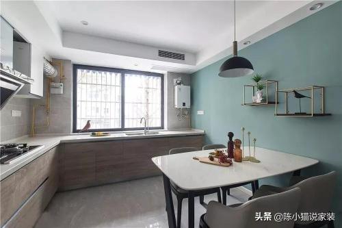 A small 92㎡ scandinavian-style three-bedroom apartment is completed and restaurant is located right in kitchen, which is warm and practical.
