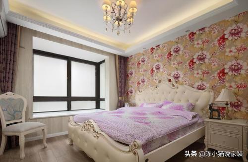 For first time, daughter-in-law spent a lot of money on decoration, and ceiling of whole house was covered with wallpaper, which is really impressive.
