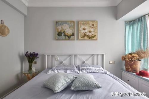 Choose this small Scandinavian apartment, it can make all your one apartment dreams come true and couples are no exception.

