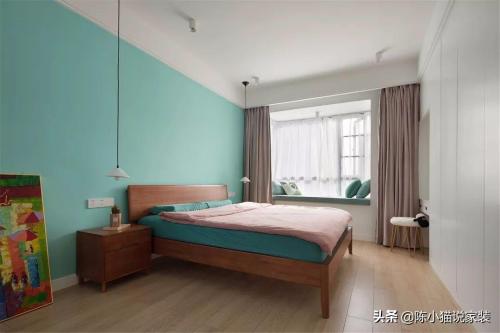 The four-room has been converted into a three-room, a small bedroom has opened entrance to become a living room, open plan is very bright.
