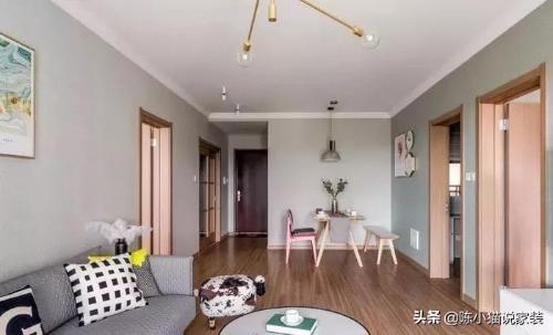 No ceiling and no decoration, whole house is latex painted, and small three-bedroom house, which costs only 80,000 yuan, is still beautiful.
