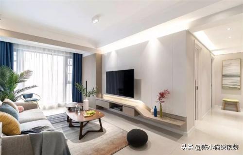 The simple decoration of 126 m2 three-bedroom house has been completed, a special-shaped small balcony is provided as a gift, and after finishing there is an additional room.
