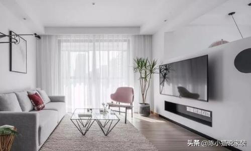 The half wall in living room is not only a TV wall, but also a background wall for dining room, and it is very practical as a room divider.
