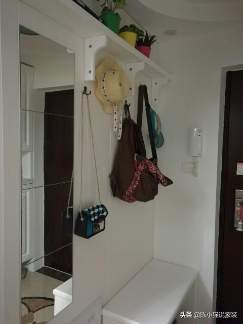 Sunny has just moved into a new house for 3 months. It is warm and cozy. The arc-shaped closet in hallway is so beautiful
