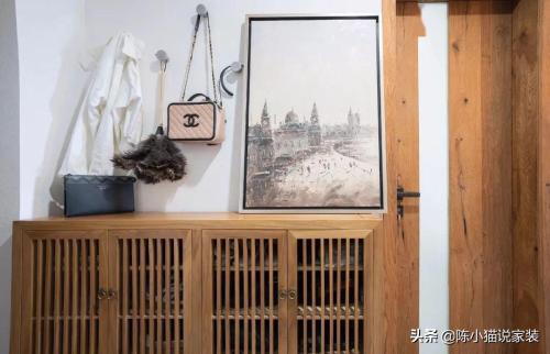 Minimalist hard decor with old retro furniture, charming 89 sq. m with two bedrooms, combining the atmosphere of old Shanghai
